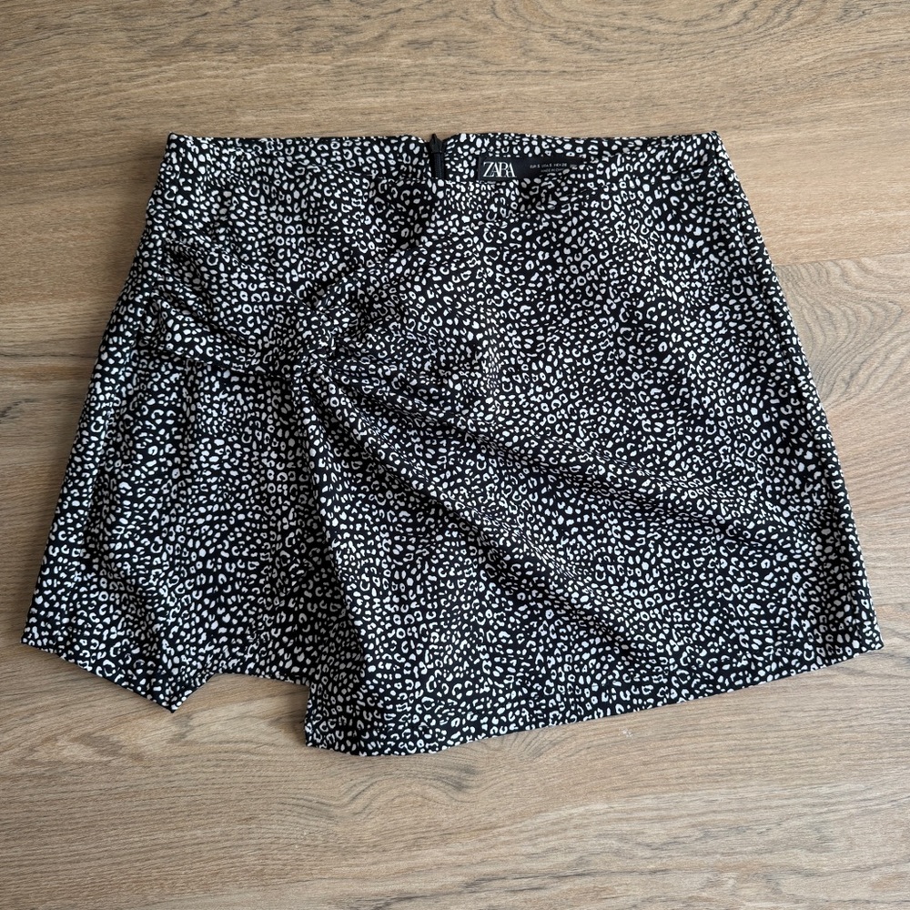 Zara Black and White Skorts with Abstract Design